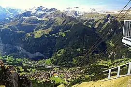 Le village de Wengen depuis la station du téléphérique du Männlichen.