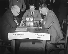 Tartacover (à g.) contre Nicolas Rossolimo lors du tournoi mondial d'échecs d'Amsterdam, 11 novembre 1950.
