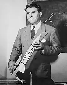 Le jeune Wernher von Braun portant une maquette d'un missile V2