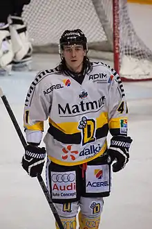 photographie couleur du joueur avec un maillot blanc de hockey sur glace