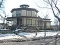 Maison très simple, murs de calcaire finis avec un enduit de ciment. Les caractéristiques sont typiques de l'influence de Fowler: véranda sur tout le pourtour, toit plat et lanterne centrale.  Norrish House, Hastings, Minnesota (construite entre 1857 et 1858).