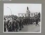 Ouest : la police dispersant une manifestation devant le mémorial soviétique de la Seconde Guerre mondiale au Tiergarten pendant la deuxième crise de Berlin, 14 août 1961.
