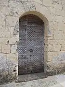 La porte ouest de l'église.