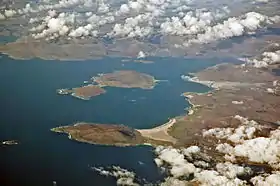 Vue aérienne de la côte occidentale de Lewis et Harris avec Taransay au centre.