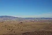 La ville Albuquerque vue depuis la mesa ouest, les monts Sandia à l'arrière-plan.