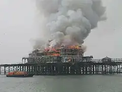 Le pavillon en flammes en mars 2003.