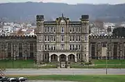 Prison d'État de Virginie Occidentale à Moundsville, utilisé comme décor pour la prison d'État de Shawshank (en) dans la série Castle Rock.