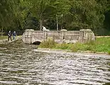 La vanne de vidange du barrage de 1730 à l'extrémité est du lac.