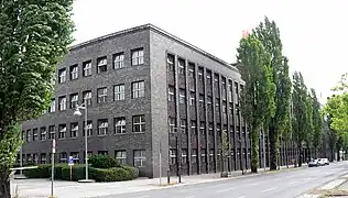 Au croisement de la Bredtschneiderstraße (sur la gauche) et la façade principale donnant sur la Masurenallee (à droite).