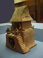 Maison en céramique montrant un toit particulier associé non seulement avec la culture des tombes à puits, mais aussi à la culture de Teuchitlan. Il a été proposé que ces modèles montrent la maison de la vie attenant à la maison des morts et située au-dessus et.