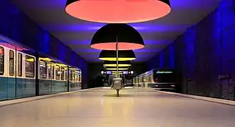 Éclairage de la U-Bahn-Station Westfriedhof du métro de Munich.