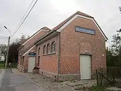 Bâtiment côté rue. L'entrée des marchandises se trouvait au centre et celle des voyageurs à gauche.