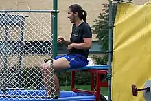 Une femme sur une planche de dunk tank