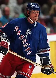 Photo couleur de Wayne Gretzky sous les couleurs des Rangers de New York.