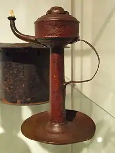Lampe à huile de baleine du XVIIIe siècle. Feuille de fer avec une mèche en coton d'Allemagne.