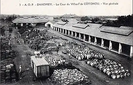 La cour du wharf de Cotonou vers 1910.