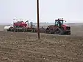 Préparation du sol, semis de blé et fertilisation en un seul passage avec un train de semis complet tiré par un tracteur de très forte puissance. Dakota du Nord (États-Unis)