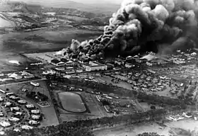 Photo aérienne du Wheeler Field en feu après l'attaque de Pearl Harbor le 7 décembre 1941.