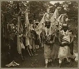 Des Hupas organise une Danse du cerf blanc le long de la Redwood Highway vers 1900.