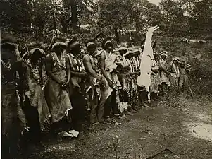 Des Hupas organise une Danse du cerf blanc le long de la Redwood Highway vers 1900. Picture This : Perspectives californiennes sur l'histoire américaine, un projet du musée d'Oakland de l'initiative technologique du musée de Californie pour la diffusion éducative.