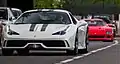 La 458 Speciale suivie par une Ferrari F40.