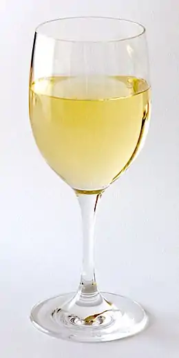 Photographie montrant un verre à dégustation de vin blanc