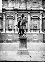La statue à l'extérieur de la Maison des banquets, Whitehall, en 1897. Alors est encore dans sa main droite le bâton maintenant manquant.