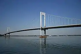 Le pont pris en photo le jour depuis le Queens