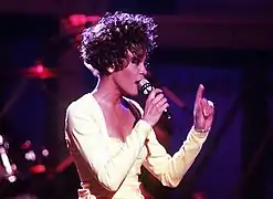 Photographie de Whitney Houston lors du concert « Welcome Home Heroes with Whitney Houston ».