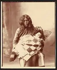 Wichitas, 1899. Le nourrisson est dans un porte-bébé sur planche.