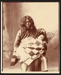 Wichitas, 1899. Photo de Frank Rinehart. Le nourrisson est dans un porte-bébé sur planche