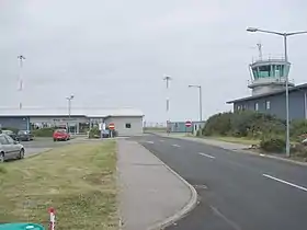 La tour de contrôle et le terminal de l'aéroport