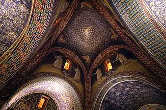 Coupole d'une église antique ornée de mosaïques, représentant un ciel étoile centré sur une croix.