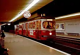 17 juin 1971 Motrice type E sur la ligne H2 à la station Mariahilferstraße sur la section de prémétro de la Zweierlinie.