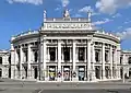 À Vienne, le Burgtheater présente également ce mélange de renaissance italienne et de baroque. Il est comparable au palais Garnier bien que ce dernier présente une visible dominante baroque.