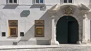 Photo en couleur d'un rez-de-chaussée d'immeuble avec proche baroque
