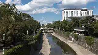 Le parc et sa rivière.