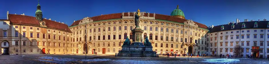 Cour interne de la Hofburg avec porte nommée Schweizertor (à droite) et statue de l'empereur Franz II.