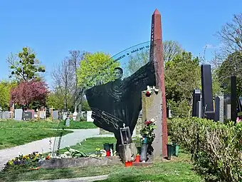 La tombe, extravagante, de l'artiste musical Falco (1957-1998) est ornée d'une obélisque avec l'inscription de son nom, très visible de loin ; ses admirateurs la trouvent facilement au sein du cimetière central de Vienne.