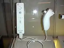 Télécommandes Wii, deux manettes de jeu vidéo, forme allongée en plastique blanc.