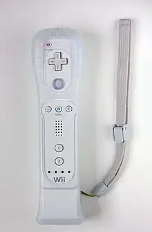 Une télécommande Wii équipée de l'accessoire Wii Motion Plus.