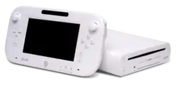 Deux consoles de jeux vidéo blanches l'une contre l'autre, l'une ressemblant à une tablette avec un écran noir et une seconde en forme de boitier.