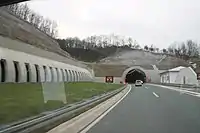 L'autoroute A2 près du Tunnel de Šarani.