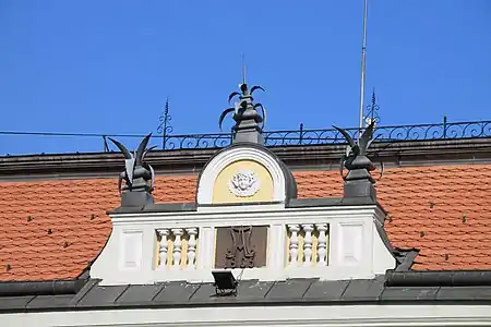 Détail de la même façade avec l'année de la construction.