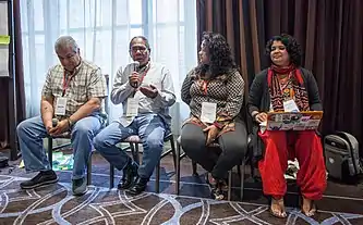 Sengupta (à droite) lors d'une table ronde consacrée à l'initiative Whose Knowledge? lors de Wikimania 2017, à Montréal.