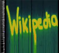 Le mot"Wikipedia" en jaune sur fond bleu-noir