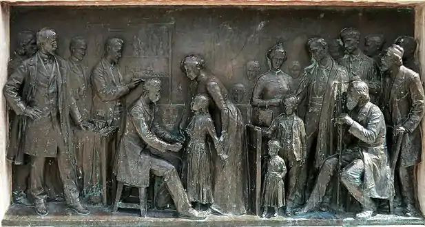 Premier bas-relief (la lutte contre la rage).