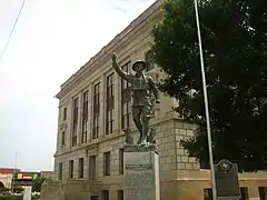 Vue d'une statue de soldat, en marche, le bras droit levé