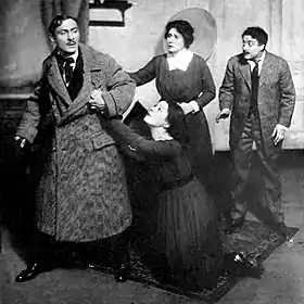 Lionel Atwill (Hjalmar Ekdal), Alla Nazimova (Hedvig), Amy Veness (Gina Ekdal) et Harry Mestayer (Gregers Werle) dans la première production du Canard sauvage à Broadway en 1918.