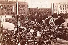 Carte postale ancienne, montrant une foule assistant à l'arrivée de l'Empereur.